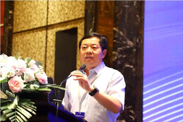 鋯鉿分會(huì)副會(huì)長兼秘書長安仲生,中國五金制品協(xié)會(huì)專職副理事長金立新